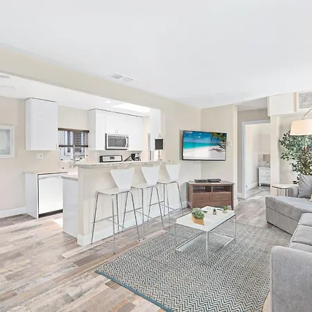 Stylish 2Br Upstairs Cottage W- Ac One House From Beach By Beachview Rentals
